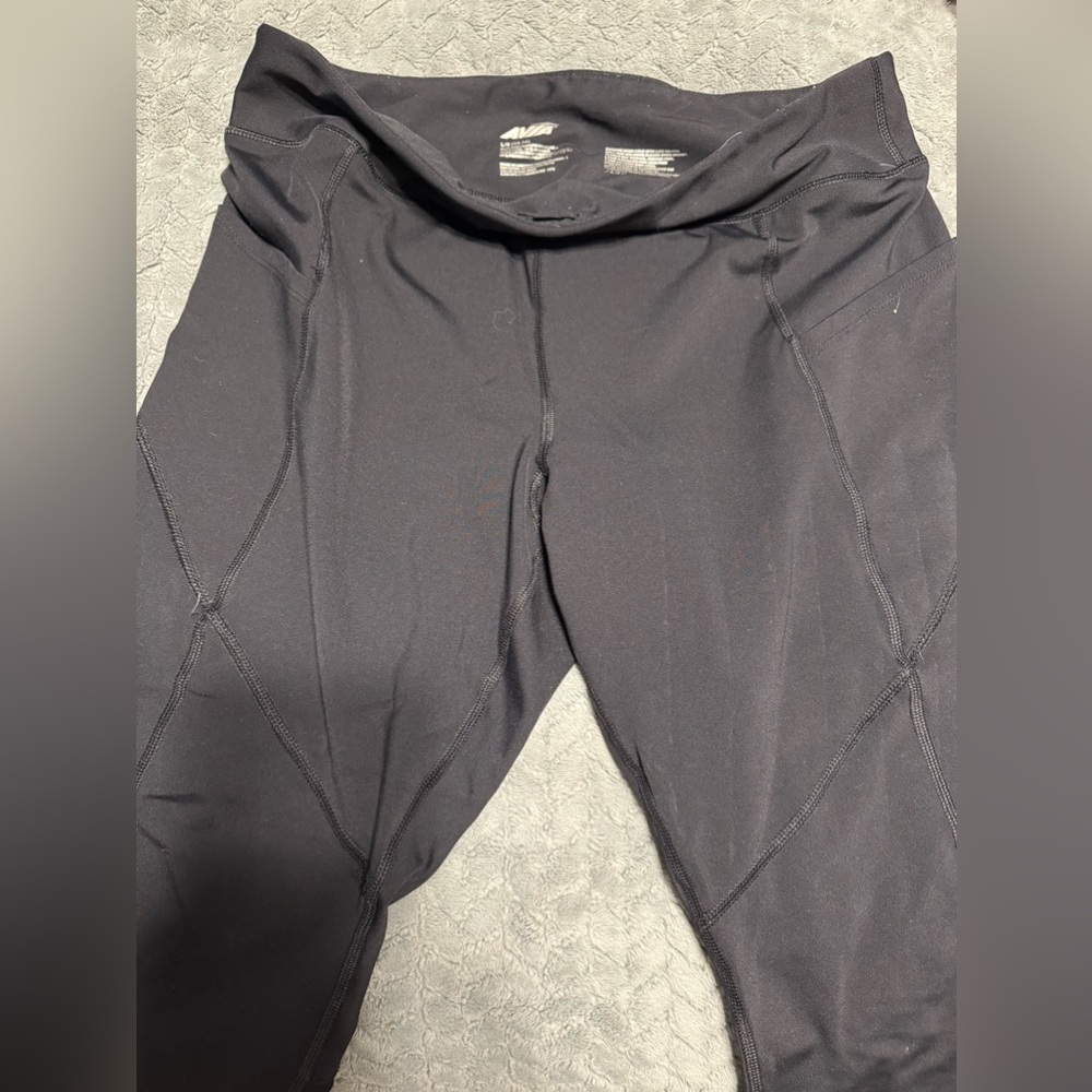 Avia Blk Capris w/Pockets. Sz L